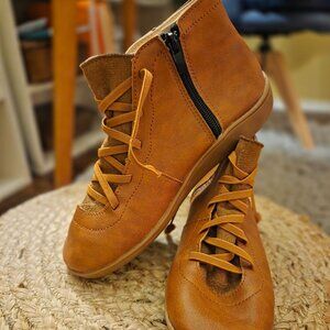NEW! Women's lace-up ankle bootie. Size 6-6.5